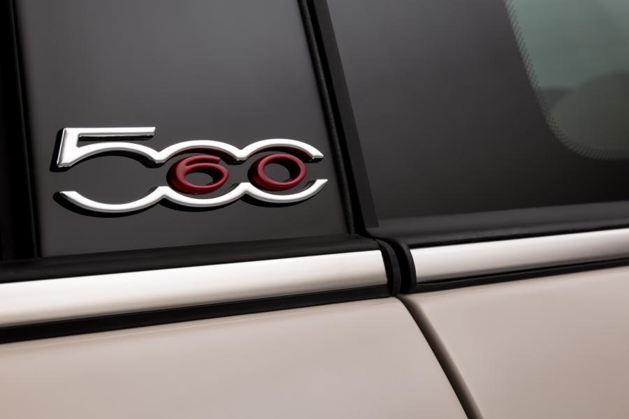 Логотип Fiat 500C 60th Anniversary 2017 года  (фото 11 из 17)